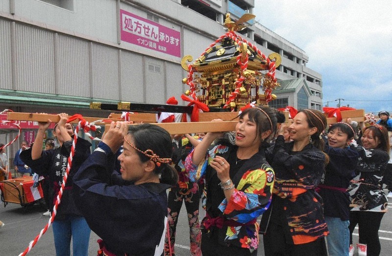名張秋祭り 意気連綿と響き渡れ 観客魅了、みこし担ぎ威勢良く ／三重
