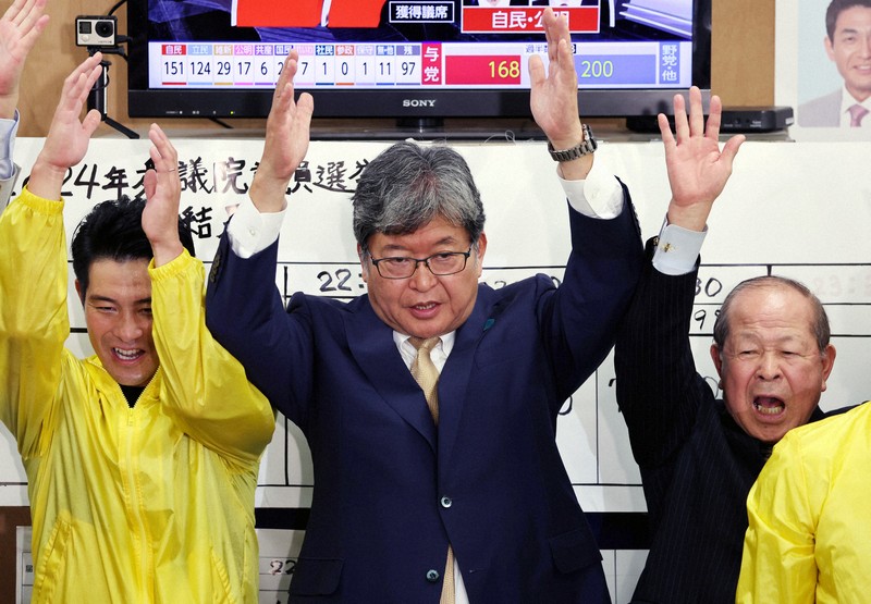 当選確実となり万歳する萩生田光一氏（中央）＝東京都八王子市で2024年10月28日午前0時5分、幾島健太郎撮影