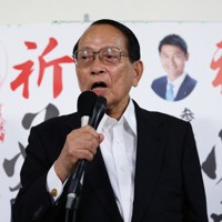 支援者らにあいさつする平沢勝栄氏＝東京都葛飾区で2024年10月28日午前0時10分、小出洋平撮影