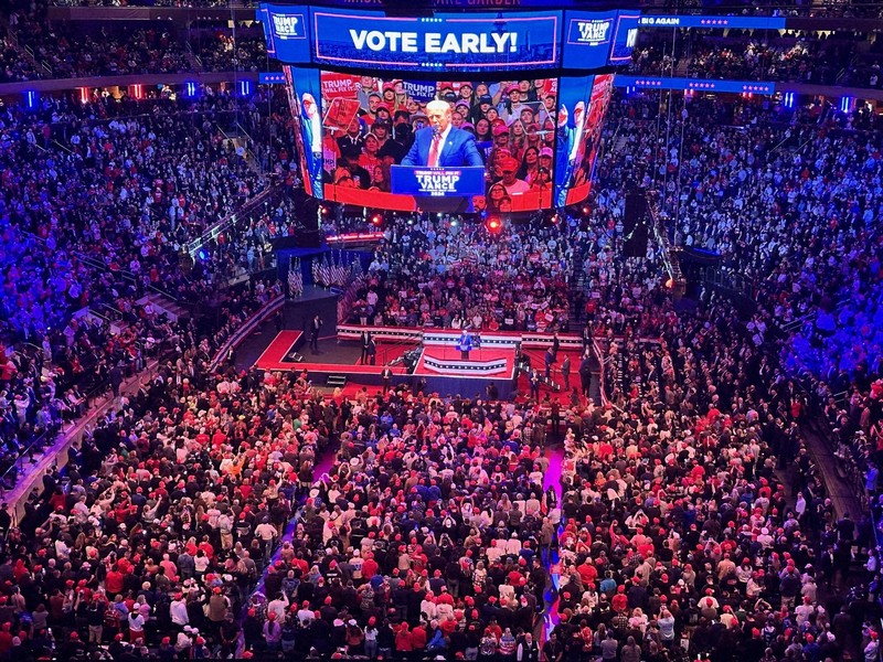 トランプ氏がNYで大規模集会 著名人そろえ、最後の追い込み | 毎日新聞