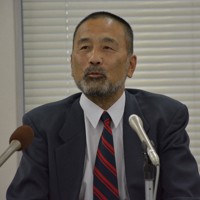 異議申し立て断念の一報を受けて喜びを語る前川彰司さん＝福井市内で2024年10月28日午後4時37分、萱原健一撮影