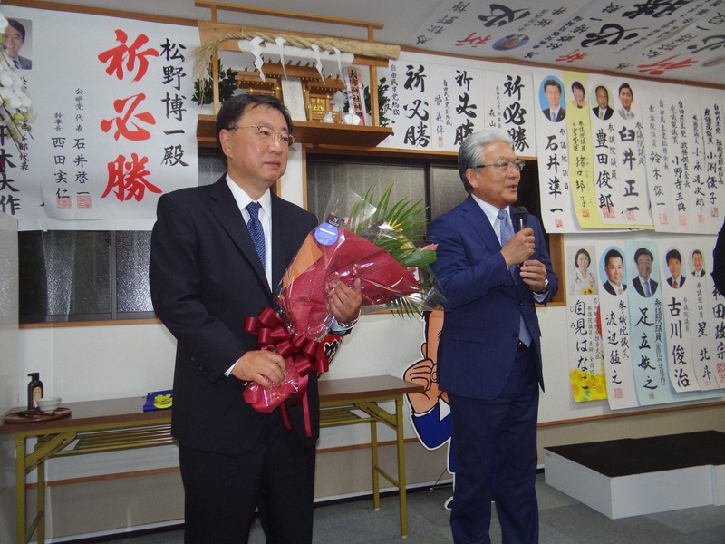 千葉県市原市の小出譲治市長から花束を受け取った松野博一氏（左）＝市原市で28日午前0時20分、浅見茂晴撮影