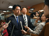 Shinjiro Koizumi, who announced his resignation as election strategy chief of the ruling Liberal Democratic Party, is surrounded by reporters at the party's headquarters on Oct. 28, 2024. (Mainichi/Koichiro Tezuka)