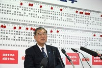  Prime Minister Shigeru Ishiba responds to questions during a live interview at the Liberal Democratic Party headquarters in Tokyo's Chiyoda Ward on Oct. 27, 2024. (Mainichi/Akihiro Hirata)