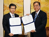 Prime Minister Shigeru Ishiba, right, exchanges a policy agreement with Keiichi Ishii, left, leader of Komeito, during a meeting of the heads of both parties in the Diet on Oct. 28, 2024, a day after the House of Representatives election. (Mainichi/Akihiro Hirata)