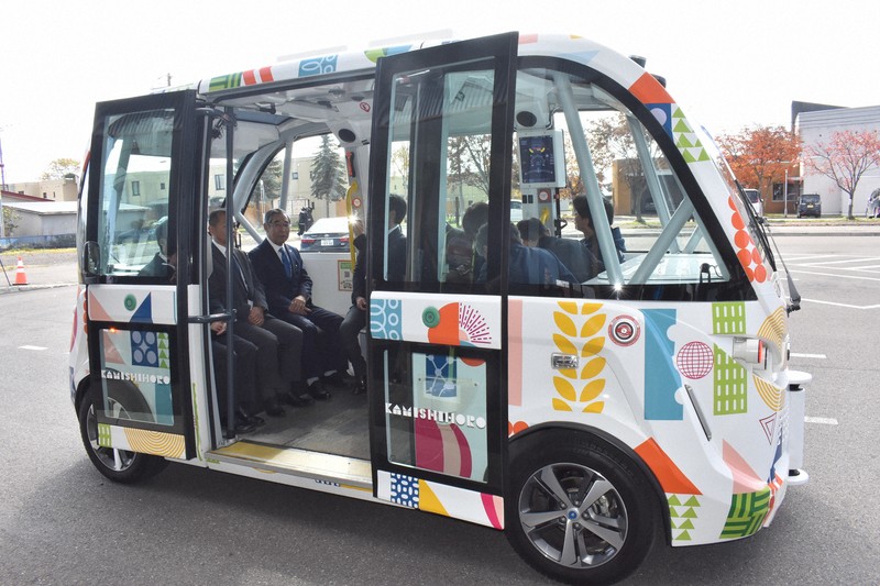 全国初 自動運転レベル4の完全無人バスが試験スタート 北海道 | 毎日新聞