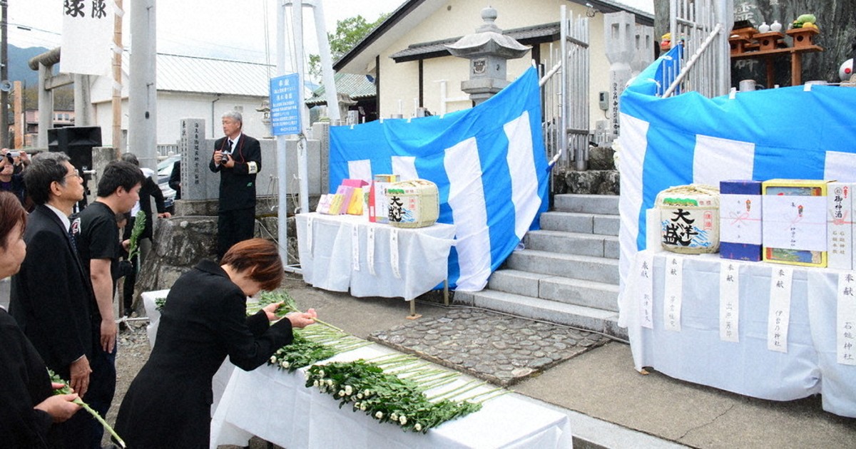 箱付き英霊賜盃（特攻隊遺族への贈呈品） 戦後80年へ：特攻隊員の冥福祈る 追悼式 遺族ら恒久平和願い 西条