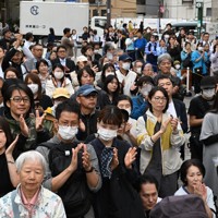 兵庫県知事選が告示され、街頭演説を聞く有権者ら＝神戸市中央区で2024年10月31日午前9時48分、大西岳彦撮影（画像の一部を加工しています）