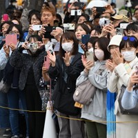 兵庫県知事選が告示され、街頭演説を聞く有権者ら＝神戸市中央区で2024年10月31日午前9時33分、大西岳彦撮影