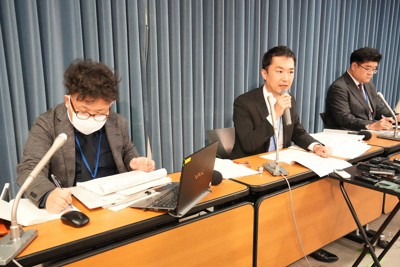 問題行動・不登校調査の結果を説明する文部科学省の担当者＝東京都千代田区で、斎藤文太郎撮影