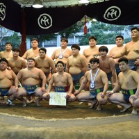 東日本リーグ戦で1部優勝を果たし、記念撮影をする日体大の選手たち＝東京都千代田区の靖国神社相撲場で2024年9月22日午後3時25分、大村健一撮影