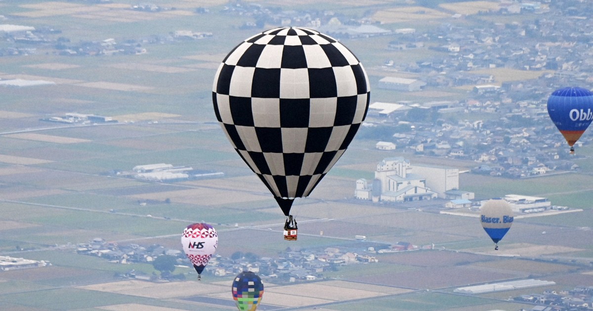 色とりどりの気球に歓声 佐賀バルーンフェスタ始まる 127機参加 [写真