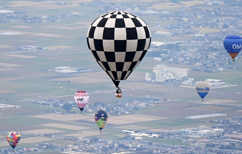 色とりどりの気球に歓声 佐賀バルーンフェスタ始まる 127機参加 [写真