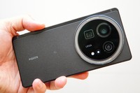 シャープ製スマホの最上位モデル「AQUOS R9 pro」。見た目はまるでデジカメのよう＝記事中の写真はすべて筆者撮影