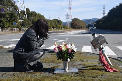 弟の小柳憲さんが亡くなった事故現場で手を合わせる長文恵さん＝大分市大在で2024年2月9日午後2時3分、井土映美撮影