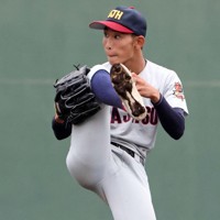 足を高く上げる独特なフォームの浦和実・石戸颯汰投手＝横浜市のサーティーフォー保土ケ谷球場で2024年10月28日、橋本政明撮影