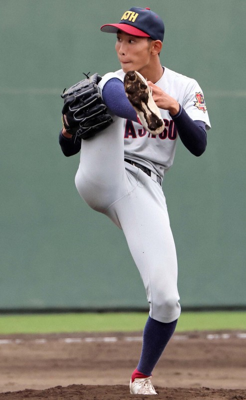 足を高く上げる独特なフォームの浦和実・石戸颯汰投手＝横浜市のサーティーフォー保土ケ谷球場で2024年10月28日、橋本政明撮影