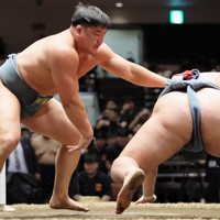 全国学生相撲選手権の個人戦決勝でデルゲルバトを降した日体大のブフチョローン（左）＝東京・両国国技館で2024年11月2日、和田大典撮影