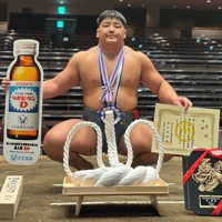 個人戦を制し、学生横綱に輝いた日体大のブフチョローン＝東京都墨田区の両国国技館で2024年11月2日午後5時28分、高橋将平撮影