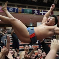 全国学生相撲選手権の個人戦を制し胴上げされる日体大のブフチョローン＝東京・両国国技館で2024年11月2日、和田大典撮影
