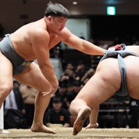 全国学生選手権の個人戦決勝でデルゲルバトを降した日体大のブフチョローン（左）＝和田大典撮影