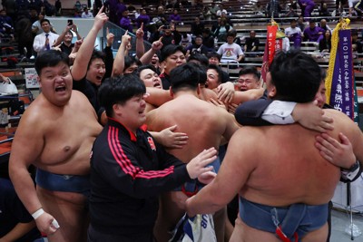 【日体大－拓大】優勝を決めて喜ぶ日体大の選手たち＝東京・両国国技館で2024年11月3日、猪飼健史撮影