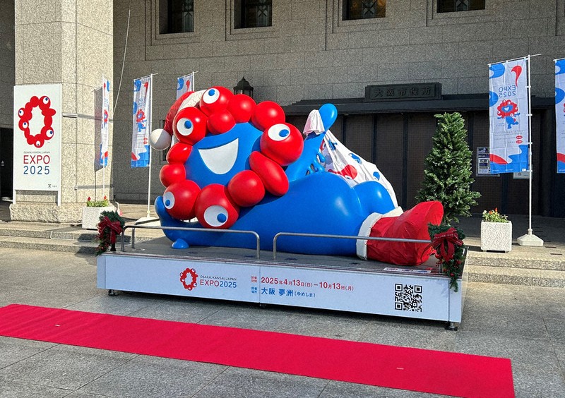 ミャクミャク、サンタの装い 大阪市役所 ／大阪 | 毎日新聞