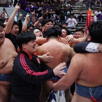 【日体大－拓大】優勝を決めて喜ぶ日体大の選手たち＝2024年11月3日、猪飼健史撮影