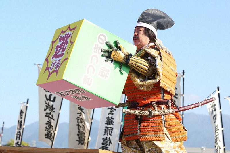 川中島の合戦、山梨で再現 信玄を小堺一機さん、謙信は関根勤さん