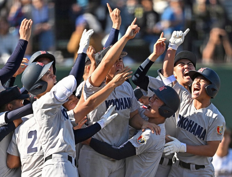 横浜が大会屈指の右腕打ち崩し サヨナラで関東制す 秋季高校野球