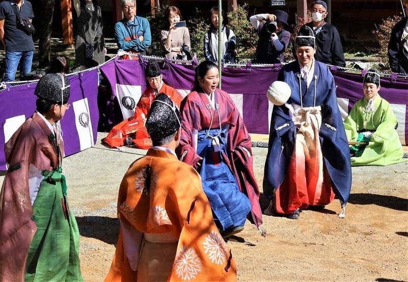 優雅な足技に歓声 談山神社・けまり祭 桜井 ／奈良 | 毎日新聞