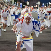 法被姿でダイナミックに「男踊り」を披露する踊り子たち＝2024年8月12日午後、三村政司撮影