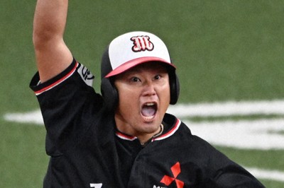 【三菱自動車倉敷オーシャンズ－JFE西日本】七回表三菱自動車倉敷オーシャンズ2死一塁、2点本塁打を放ちガッツポーズする代打・尾堂＝京セラドーム大阪で2024年11月5日、松田雄亮撮影