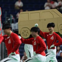 【岡崎市（三菱自動車岡崎）－浜松市（ヤマハ）】スタンドを盛り上げる岡崎市の応援団と段ボール製の車＝東京ドームで2023年7月23日、玉城達郎撮影