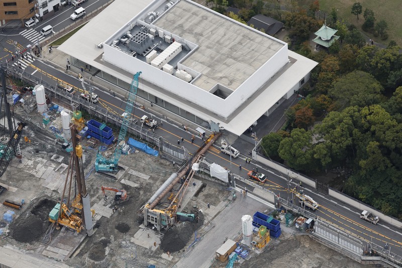 大阪市都島区の結婚式場跡地で重機が倒れる [写真特集1/6] | 毎日新聞