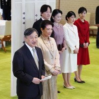 皇居宮殿で文化勲章受章者らと茶会 愛子さま初出席 [写真特集1/7