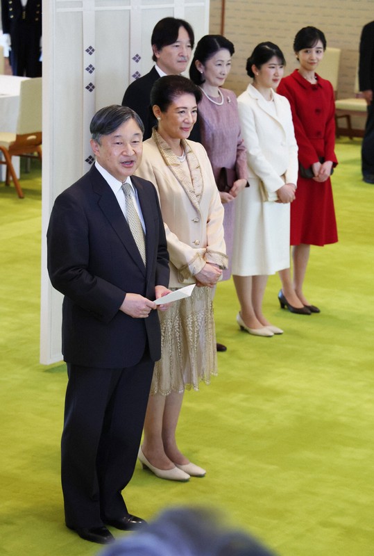 皇居宮殿で文化勲章受章者らと茶会 愛子さま初出席 [写真特集3/7
