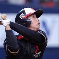 【日本製鉄鹿島－三菱自動車岡崎】四回裏三菱自動車岡崎2死一、三塁、中村奎が3点本塁打を放つ＝京セラドーム大阪で2024年11月6日、長澤凜太郎撮影