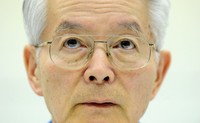 福島第1原発の事故について記者会見で質問に答える東京電力の勝俣恒久会長（当時）＝東京都千代田区の東京電力本店で2011年4月17日、津村豊和撮影