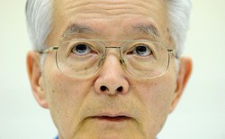 福島第1原発の事故について記者会見で質問に答える東京電力の勝俣恒久会長（当時）＝東京都千代田区の東京電力本店で2011年4月17日、津村豊和撮影
