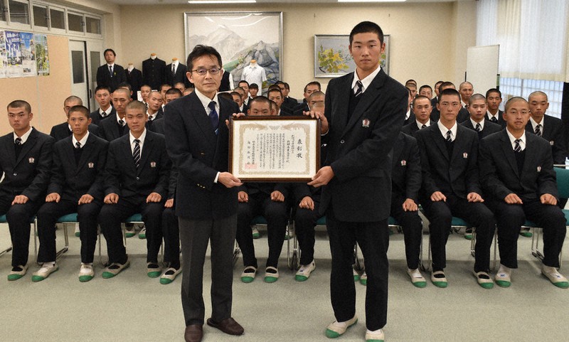 センバツ21世紀枠県推薦 利根商に表彰状 「光栄、励みに頑張る