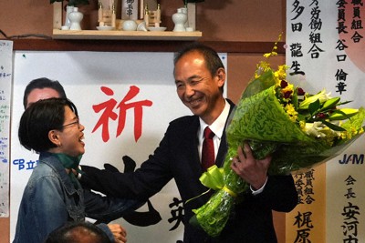 小選挙区での当選を決め、支持者から花束を受け取る辻英之氏（右）。ネクタイは、兄、一憲さんの遺品を選んだ＝福井県越前市で2024年10月27日、高橋隆輔撮影