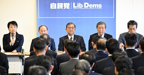 自民党の両院議員懇談会に臨む石破茂首相（中央）。左から2人目は菅義偉副総裁、同4人目は森山裕幹事長＝同党本部で2024年11月7日午後3時3分、平田明浩撮影