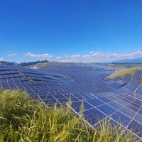 阿蘇山周辺に設置されたソーラーパネル＝熊本県山都町の阿蘇外輪山南側で2024年7月31日午後、野呂賢治撮影