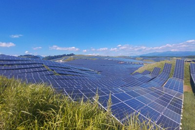 阿蘇山周辺に設置されたソーラーパネル＝熊本県山都町の阿蘇外輪山南側で2024年7月31日午後、野呂賢治撮影