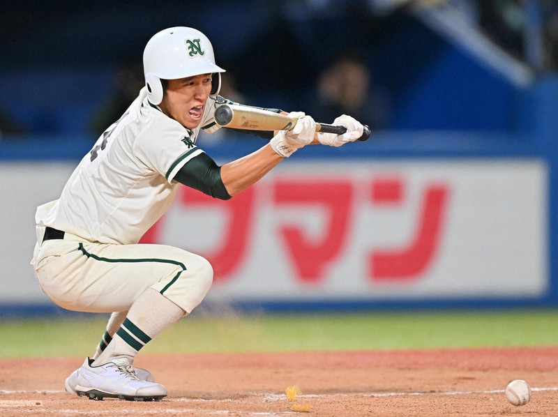 二松学舎大付が試合を決めた1年生のスクイズ 秋季高校野球 | 毎日新聞