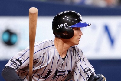 【JFE西日本－JR東海】六回表JFE西日本2死二塁、上西が適時打を放つ＝京セラドーム大阪で2024年11月7日、村田貴司撮影