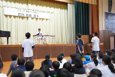 埼玉県所沢市立美原小で講演する武内夏暉投手＝西武ライオンズ提供