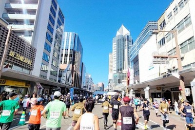新潟市の目抜き通り「柾谷小路」を駆け抜けるランナーたち＝新潟市中央区で2024年10月13日、木下訓明撮影