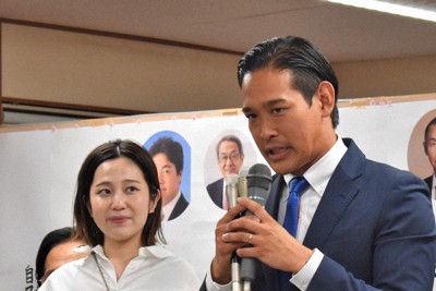 初当選が決まりあいさつをする山本大地さんを見守る妻麻有さん（左）＝和歌山市で2024年10月28日午前1時12分、安西李姫撮影